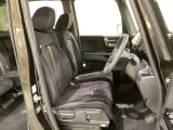 女性でも運転がしやすいように、シートの高さ調整機能(シートリフター)がついています。運転席と助手席の間が空いている為、助手席側への移動がスムーズです。交通量の多い道でも助手席側から乗り降りができます。