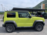 電動ステップ装備。 車高のあるジムニーシエラのリフトアップ時や、小さな子供・年配者の乗り降りをサポートします。