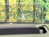 【ヘッドアップディスプレイ】現在の速度や走行情報をデジタル表示で運転席前方のガラスに投影!運転中、目線をずらさず必要な情報を確認できるのでとっても便利で安心!