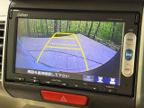【バックカメラ】駐車時に後方がリアルタイム映像で確認できます。大型商業施設や立体駐車場での駐車時や、夜間のバック時に大活躍!運転スキルに関わらず、今や必須となった装備のひとつです!