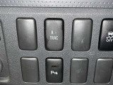 コーナーセンサーを車の前後に装備。障害物までの距離に応じて警告音を変えてお知らせ。縦列駐車時や駐車場・車庫などでの取り回しをサポートします。詳細は販売店スタッフまでおたずねください。