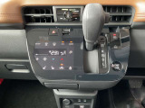 オートエアコン!おおきなアイコンでタッチしやすいパネルです。空調管理はクルマ任せで、運転を楽しみましょ♪