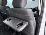 後席には車内で食事ができる便利なテーブルがついています!