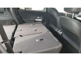 フロントシート・・・スポーティな形状のフロントシート。人間工学を追求した長時間の乗車でも疲れにくいシート形状です