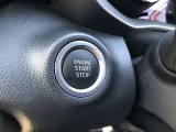 エンジンスタートスイッチです。キーが車内にあれば、エンジンの始動や停止はスイッチを押すだけ!キーを取り出す手間を省き、ワンプッシュで操作できるので簡単でスムーズです。