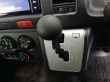 シフト操作もスムーズで、運転席からの動線が良く、乗り降りや車内移動がしやすい設計です