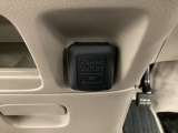 アクセサリーソケットはUSBのアダプターなどをつければ、スマホの充電にも使えます。周辺には物が置けるボックスがついています。