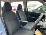 運転席・助手席は、ゆったりと座れるサイズで、長時間の運転でも快適です。