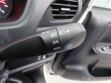 スイッチをオートに設定しておけば、車外の明るさに応じて自動的にヘッドランプを点灯・消灯します。夕暮れ時やトンネルの続く山道などを走行する時に便利なコンライトを装備しています。