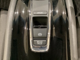 セレクトレバーの下に電子制御パーキングブレーキがあります。スイッチひとつで、停車した地点の傾斜などをシステムが検知・判断してブレーキ力を自動的に最適制御し、しっかり停車できるパーキングシステムです。