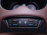 運転席・助手席は、ヒーター&ベンチレーション付シートです。暑い時期も寒い冬も快適に過ごせるうれしい装備です。