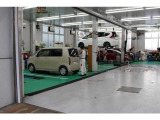 当社は展示場に全て整備工場が併設しています。最新鋭の整備機器と高技術を有する整備士が整備を担当しています。