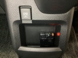 アクセサリーソケットはUSBのアダプターなどをつければ、スマホの充電にも使えます。周辺には物が置けるボックスがついています。