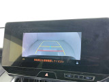 後方の見える安心をお届けするバックガイドモニター付:バックするときのアシストラインもあって楽々バック!車庫入れや縦列駐車をサポートし、苦手な駐車も安心です!今やもう手放せない装備ですネ♪