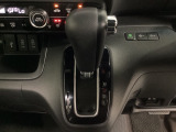 CVT車のセレクトレバーです。低速から高速まで、変速ショックのないスムーズな走りを実現するとともに、エンジン効率のよい領域を維持することで燃費にも貢献します。