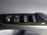 パワーウィンドウスイッチで運転席から全席の窓の開閉ができます。運転席、助手席はシートヒーター付きです。座面や背もたれを素早く温め、寒い日もより快適に過ごせます。