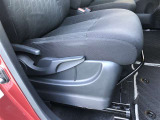 運転席シ-ト座面は上下アジャスタ-付です。お好みの位置に調整可能です。