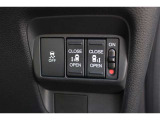 リアは両側パワースライドドアで開閉には運転席のスイッチ、もしくはスライドドアのドアハンドルを軽く引くだけで自動開閉します。