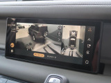 サラウンドカメラ(360&deg;カメラ)『車載のカメラを駆使し、車を真上から見下ろしている映像に変換、センターディスプレイに表示させ、安全な駐車をサポート。縦列駐車や狭い場所への駐車に大きく役立ちます。』
