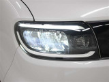 LEDヘッドライトには、対向車のヘッドランプなど前方の明るさを検知し、ハイビームとロービームを自動で切り替えるオートハイビーム(AHB)が装着されています。