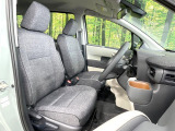 運転席シート廻りは使用感も少なく、良好な状態となっています。前オーナー様が丁寧に使っていたことがよくわかりますね。