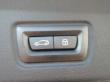 電動リアゲート装備です。バンパー下でのキックスイッチも装備されております。