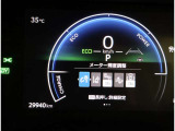 とっても見やすいメーターです。夜間時はラグジュアリーな気分にさせてくれる照明が魅力ですので、夜のドライブも楽しみになりますよ♪