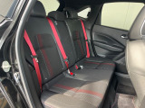 後部座席も気になるようなキズ・汚れやへたり等、大きなダメージはなく、良好な状態です。