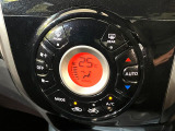 【オートエアコン】一度お好みの温度に設定すれば、車内の温度を検知し風量や温度を自動で調整。暑い&hellip;寒い&hellip;と何度もスイッチ操作をする必要はありません。快適な車内空間には必須の機能ですね♪