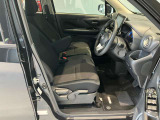 運転席、助手席です。座面も広くゆったりと座れてアームレストも付いているので重宝します。