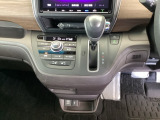 足元スッキリ、インパネシフトです。パーキングブレーキはフットブレーキタイプなので、運転席と助手席の間がスッキリしています。