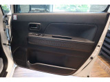 【運転席内ドア 】ミラー操作やウィンドウ開閉スイッチはドライバー目線で配置され、快適な操作性を実現!