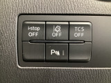 運転席脇のクラスタースイッチ部分にはパーキングセンサー、その他走行系スイッチを集中配置しております。