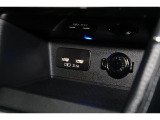 小物の収納に便利なセンタートレイには携帯等のデバイスの充電可能なUSB出力電源付です。