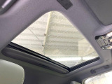 【サンルーフ】ボタンひとつで開閉可能!開放感たっぷりのサンルーフが装着されています!車内に明かりを取り入れたり景色を楽しむ以外にも、よどみがちな車内の空気も簡単に換気できて快適です!