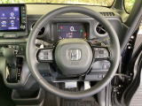 本革ハンドルの後ろには7速パドルシフトがあります。指先で操る事で、マニュアル車感覚のシフトチェンジが楽しめます。また、右にクルーズコントロール、左にオーディオリモコンスイッチがあります。