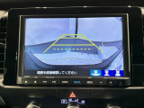 リバースギアに入れるだけで後方の表示へ切り替わります。夜間や雨の日の駐車も楽になりますよ。