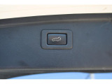 「電動パワーリヤゲート」も装備、スマートキーやリヤゲートのタッチスイッチ、運転席のスイッチでリヤゲートを電動で開閉できます、荷物が多い時などリヤゲートドアを手で上げ下げできて便利です