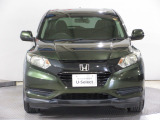 フロントフェースは、Hondaのデザインアイデンティティー「ソリッド・ウイング・フェース」を採用。個性と存在感を追求。ダークなメタル調のフロントグリルに、透明感のあるヘッドライトと連続性を持たせました