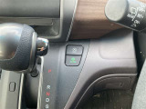 中古車選びで意外と見落としがちなポイントが、シフトレバー周辺の状態です。今回掲載している画像では、操作部分の使用感をはじめ、パネルの傷や擦れ、ボタン類の動作跡など、確認していただけます。