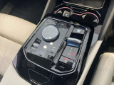 運転中にもオーディオの音量やFMの切り替えなどステアリングでの操作で切り替え可能なため、ステアリングから手を放す必要がない為、運転中でも操作が簡単でございます。