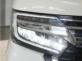 【LEDヘッドライト】省電力で、明るく遠くまで照らし、夜道や雨天などの走行の際、安心感を高めます。オートライト機構で周囲の明るさを感知し、自動で点灯、消灯します。