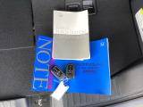 メンテナンスノート【整備記録簿】、取説も揃っています。スマートキーはバッグなどにしまったままボタン操作でエンジンの始動・停止ができて大変便利です。