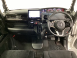 車内は光触媒抗菌消臭施工済です。スタイリッシュなデザインでスポーティなインパネ周りを演出します。グローブボックスやカップホルダーのほかにトレーなどたくさんの収納スペースが付いています。