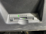 【ETC】有料道路を利用する際に料金所で停止することなく通過できる、ETC車載器(ノンストップ自動料金収受システム機器)が装備されています。セットアップを行うことで利用可能になります。