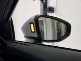 後方死角の車を検知してライトの点灯でお知らせしてくれるサイドアシストを装備。ドライバーの運転をアシストしてくれます。