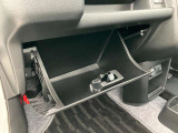 車検証ケースを収納できるグローブBOX