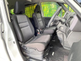 運転席まわりには十分なスペースがあり、大柄な方でもゆったり運転していただける環境です。