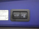 ハンズフリーパワーバックド(挟み込み防止機能・停止位置メモリー機能・予約ロック機能付)が装備されています。スマートキーを携帯していれば、リヤバンパーの下に足を出し入れするだけで自動開閉します。