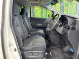 運転席まわりには十分なスペースがあり、大柄な方でもゆったり運転していただける環境です。